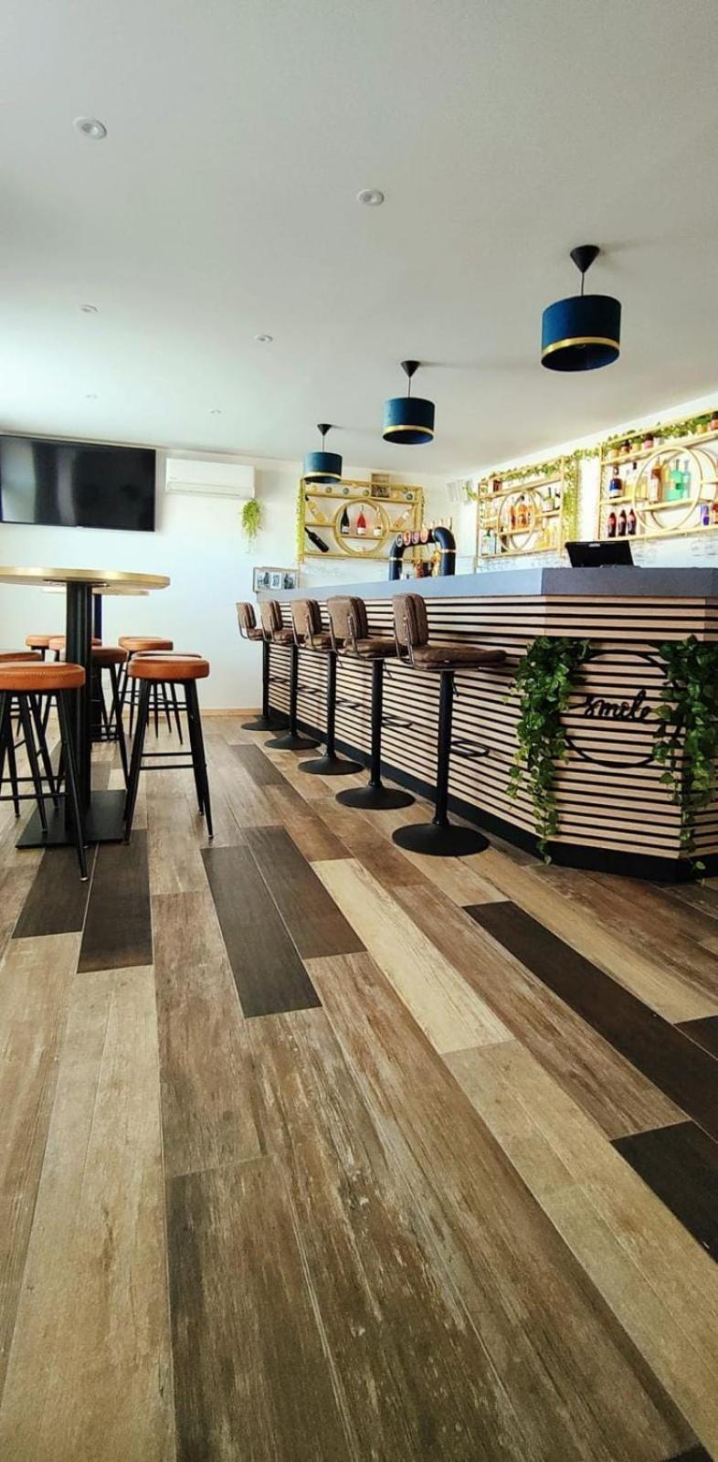 Hotel Le Smile Saint-Vincent-Sterlanges Экстерьер фото