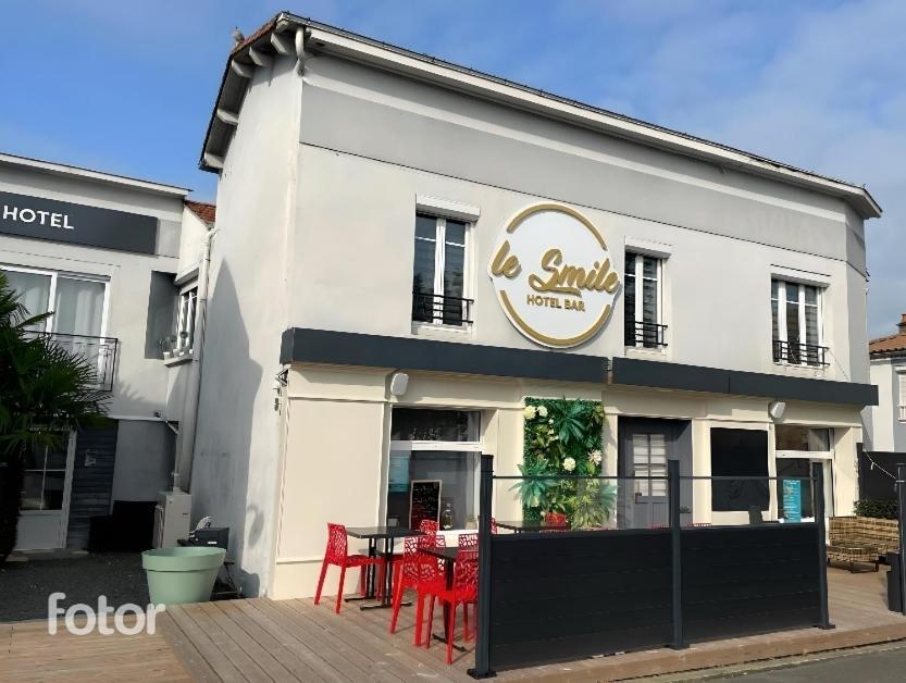 Hotel Le Smile Saint-Vincent-Sterlanges Экстерьер фото