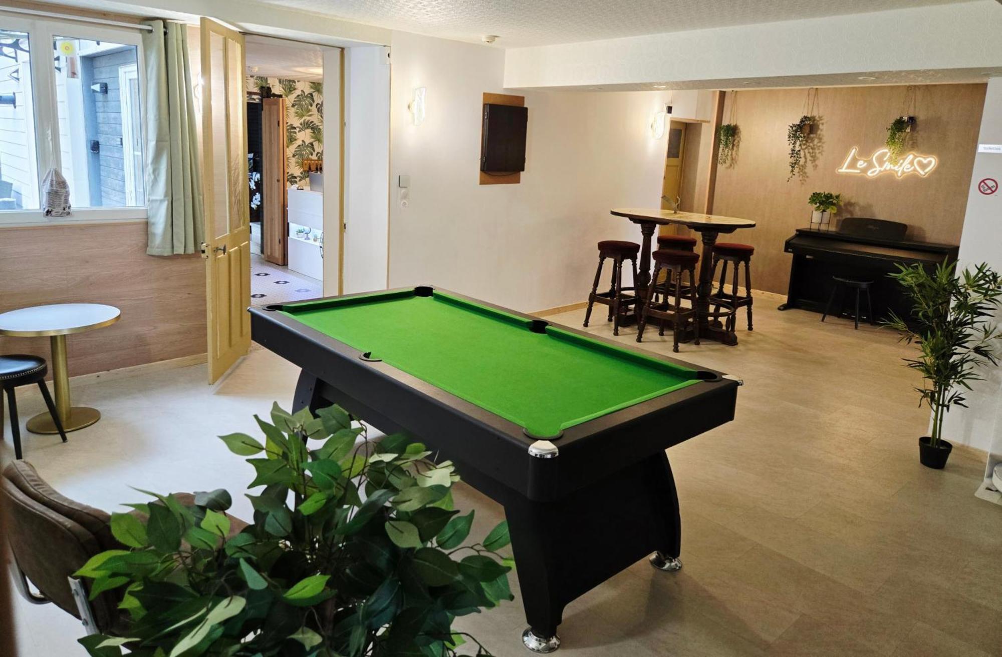 Hotel Le Smile Saint-Vincent-Sterlanges Экстерьер фото