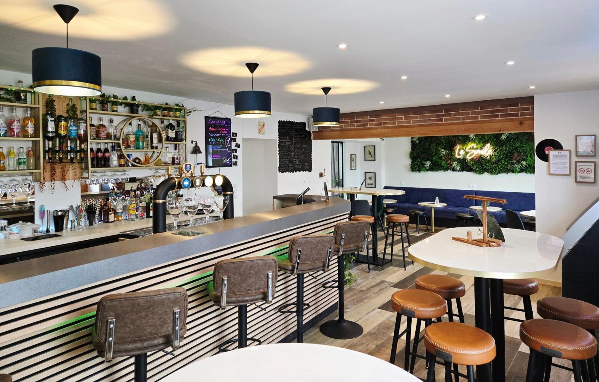 Hotel Le Smile Saint-Vincent-Sterlanges Экстерьер фото
