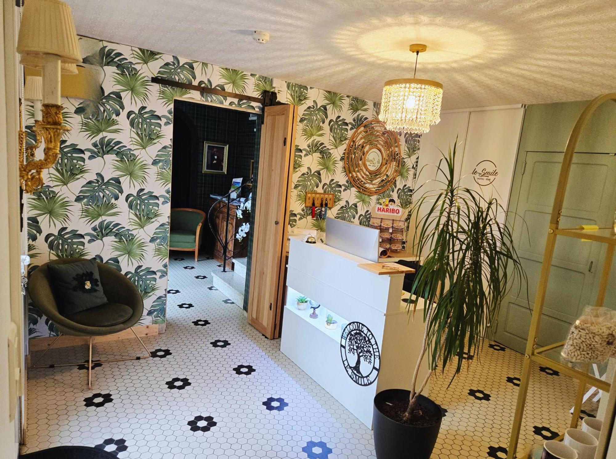 Hotel Le Smile Saint-Vincent-Sterlanges Экстерьер фото